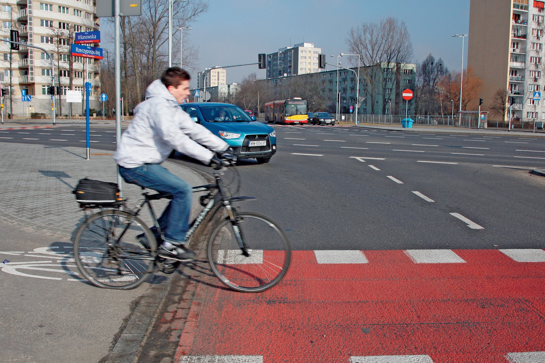 Kierowca, który skręca, musi ustąpić pierwszeństwa rowerzystom