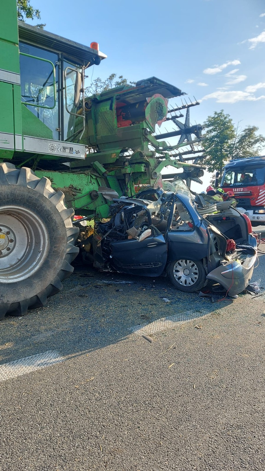 Zderzenie auta osobowego z kombajnem w Broszkowie niedaleko Siedlec