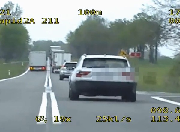 Łotewski kierowca tira wyprzedzał na zakazie, podwójnej ciągłej i pod górkę