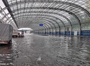 Trasa S8 w Warszawie pod wodą. Miasto tonie w wodzie i w korkach