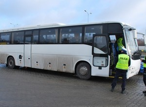 Kierowca autokaru chciał zawieźć dzieci do Włoch. Bez uprawnień! Stanie przed sądem