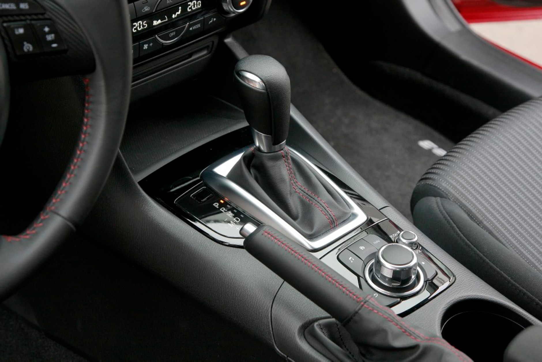 Nowa Mazda 3, konsola