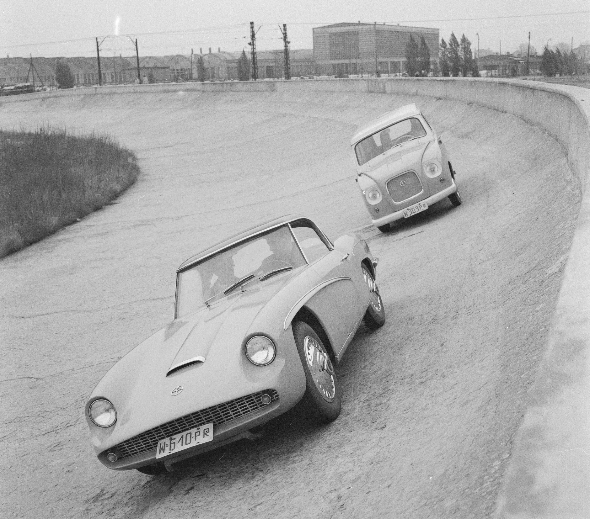 Prototypowe FSO Syrena Sport (z przodu) i FSO Syrena Mikrobus na torze testowym FSO (1961 r.)