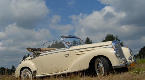 Mercedes 220: u progu nowej stylistyki