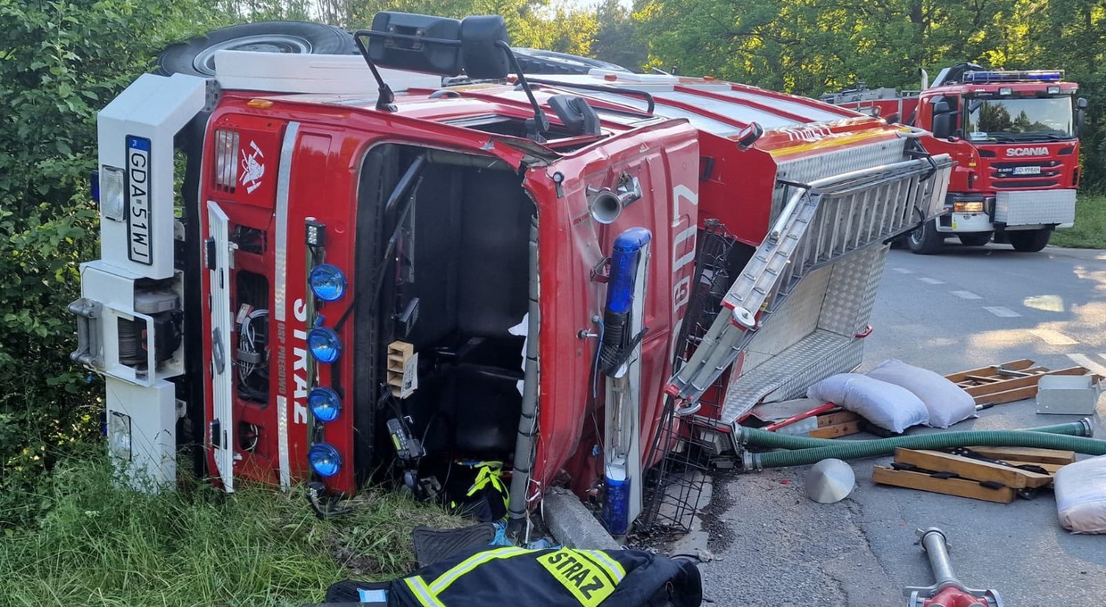 Strażacy jechali do pożaru. Rozbili się po drodze