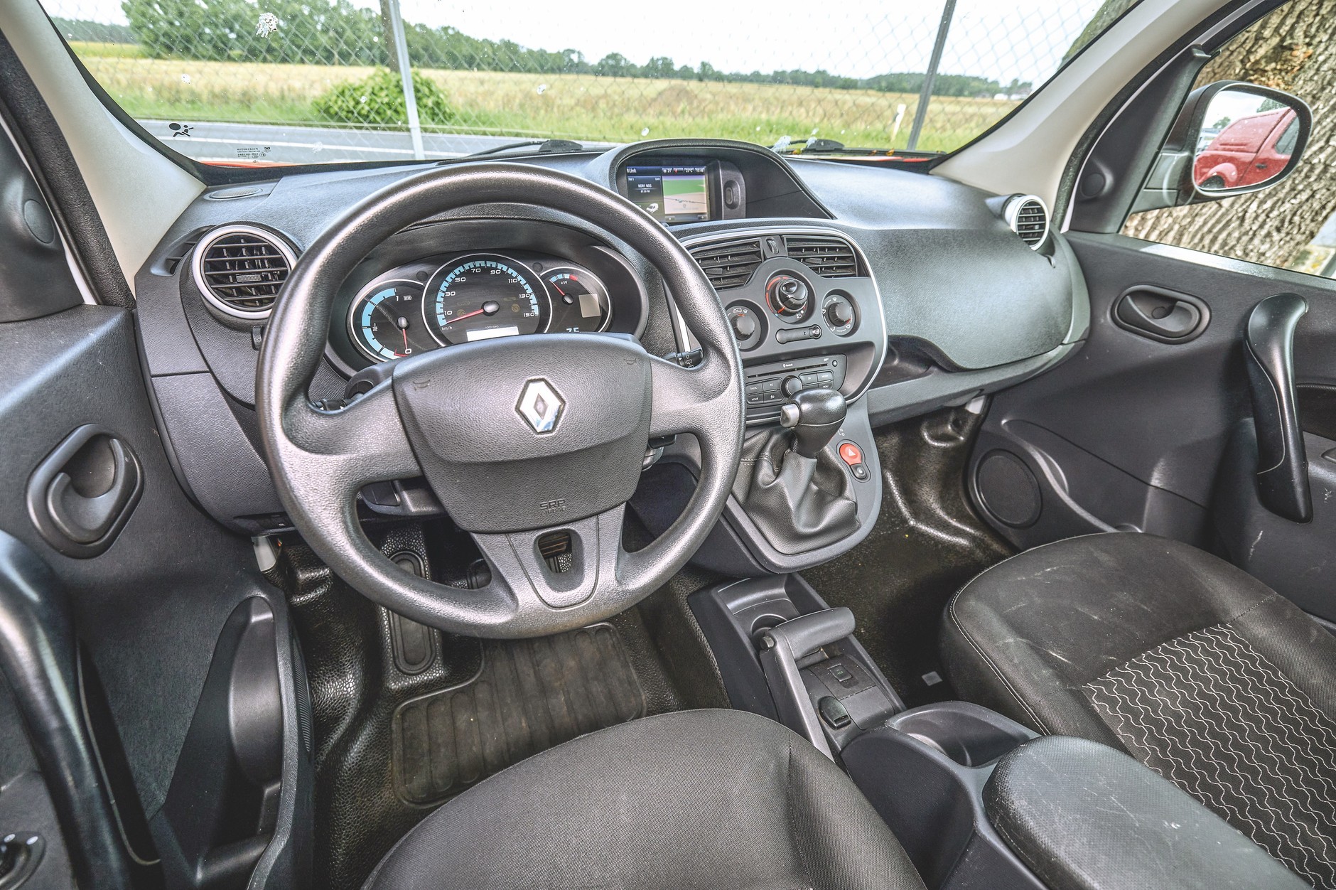 Elektryczne Kangoo w kabinie niemal nie różni się od spalinowego