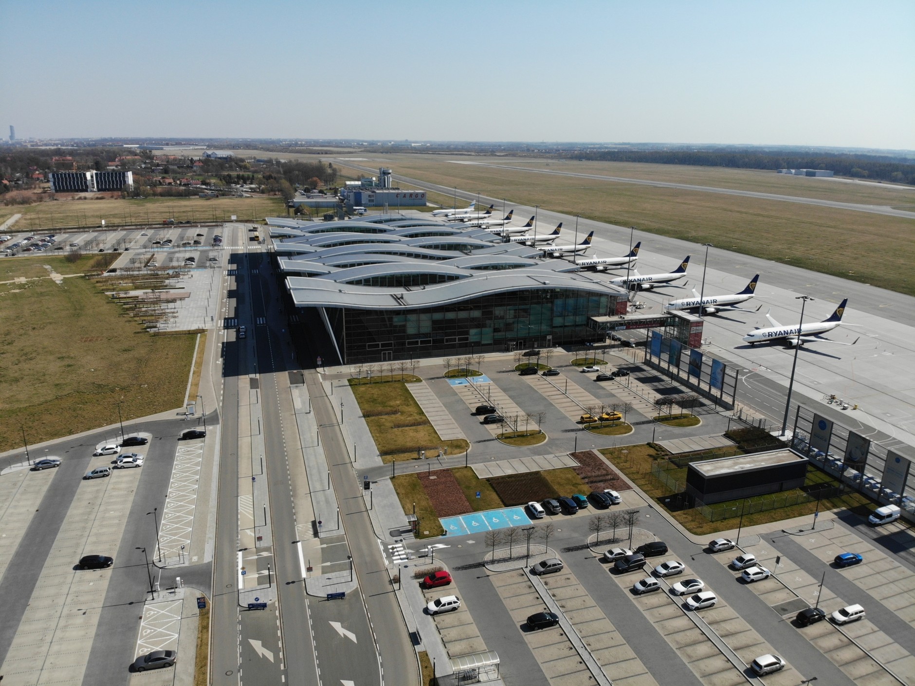 Parking przy lotnisku we Wrocławiu w okresie wstrzymania ruchu lotniczego
