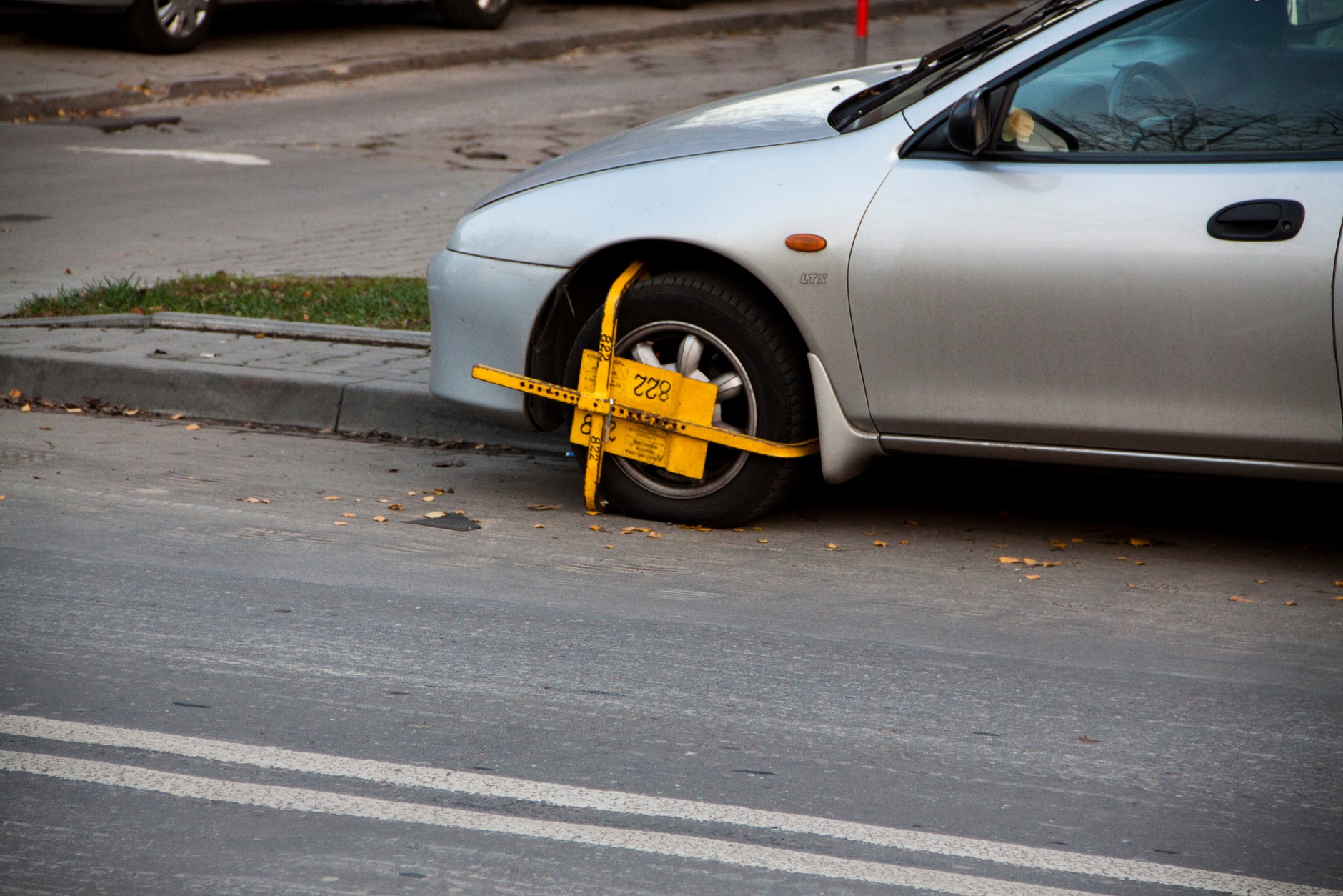 Tylko straż miejska i policja są uprawnione do zakładania blokad na koła.