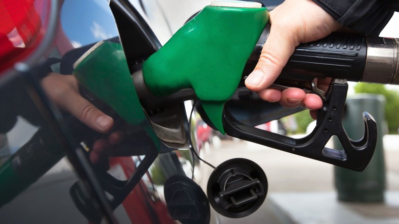 Tankowanie na stacji paliw (zdjęcie ilustracyjne)