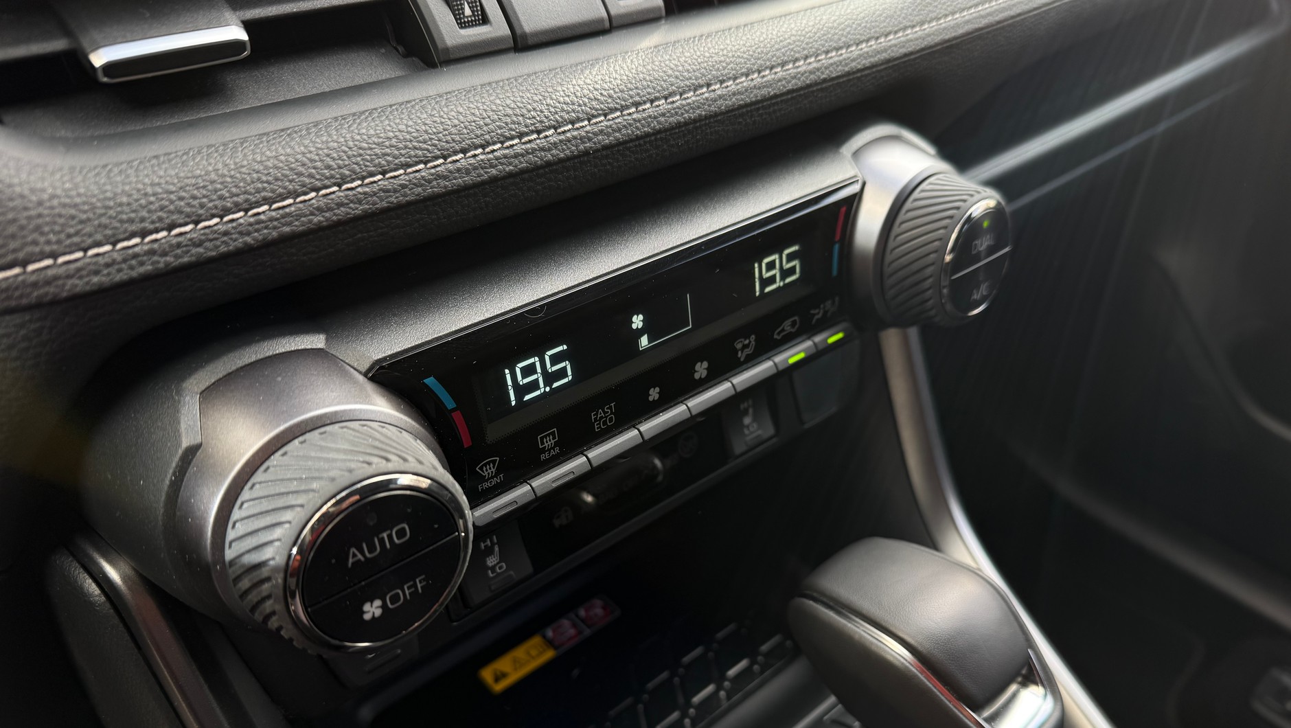Staroświeckie, ale jakże praktyczne sterowanie temperaturą w RAV4 Plug-in GR Sport