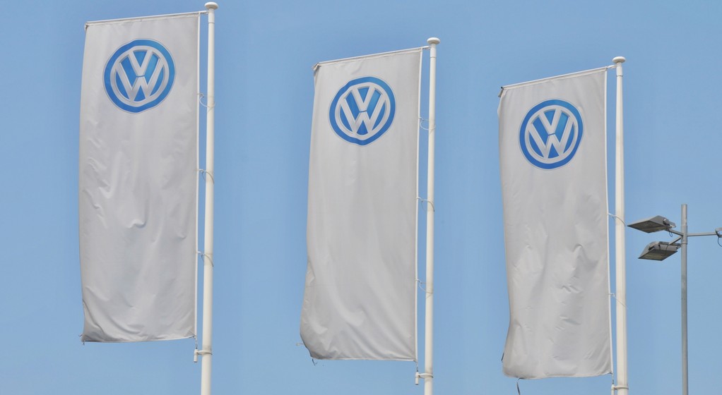 Chorągiewki przed fabryką Volkswagena