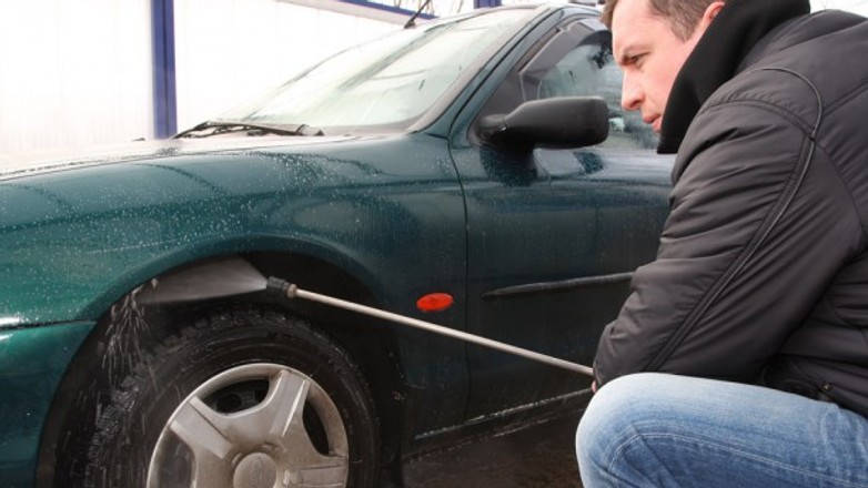Jak porządnie umyć auto po zimie?
