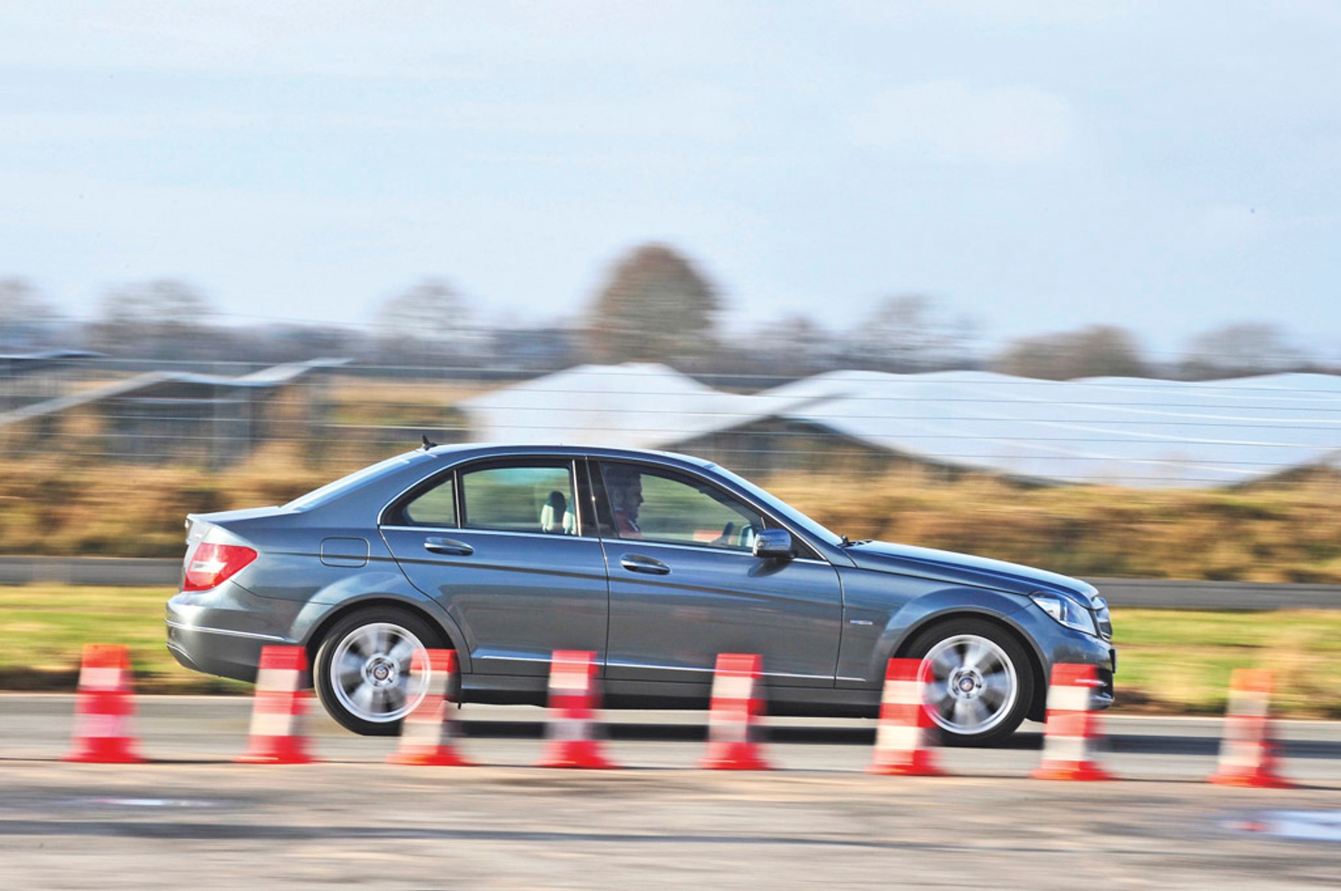 BMW serii 3 kontra Mercedes klasy C: starcie odwiecznych rywali