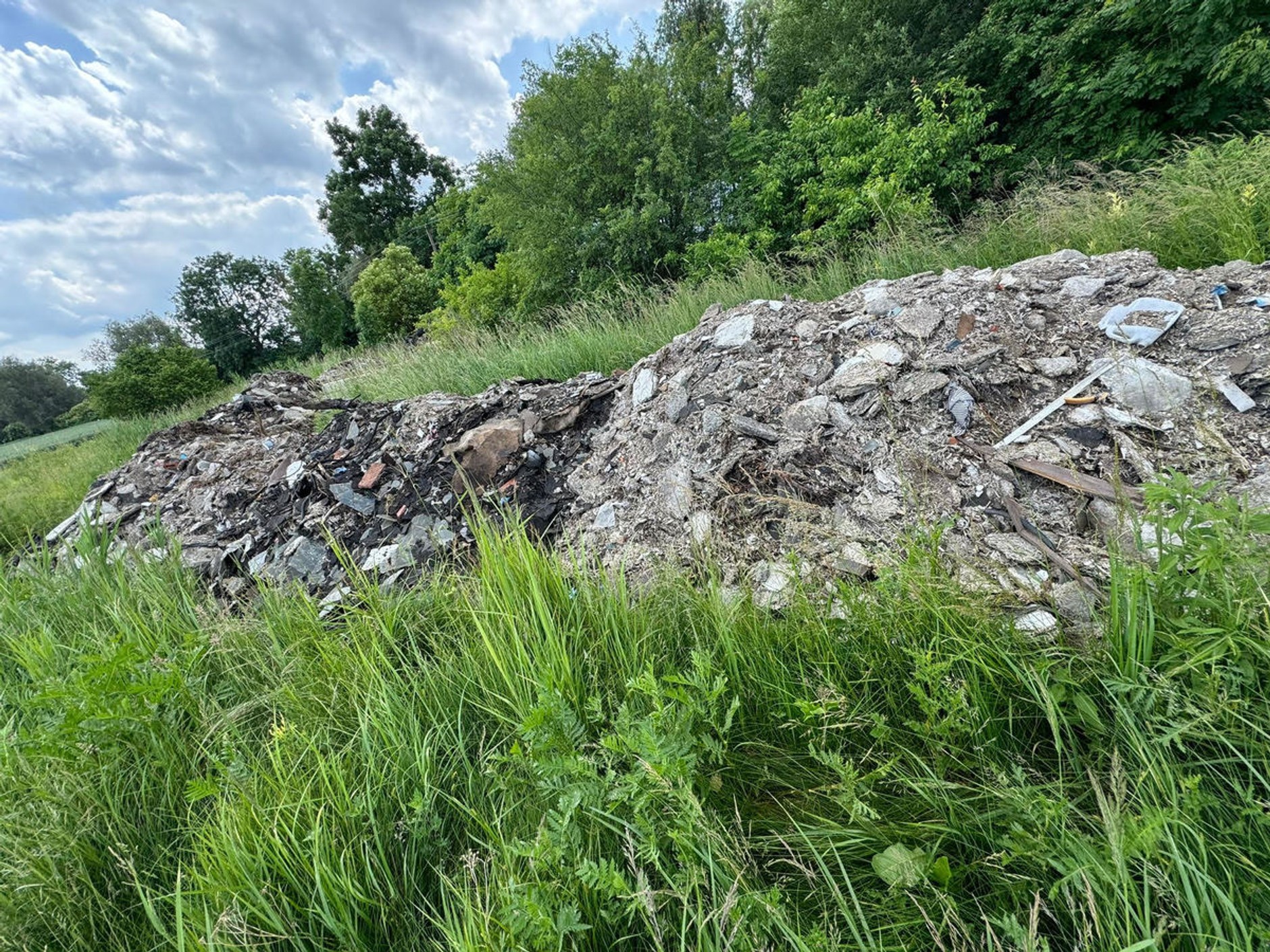 TIR z niebezpiecznymi substancjami