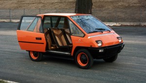 To Fiat 126, ale nie ten polski. Ma odsuwane drzwi