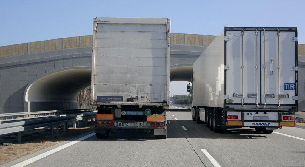 Wyprzedzające się ciężarówki na autostradzie