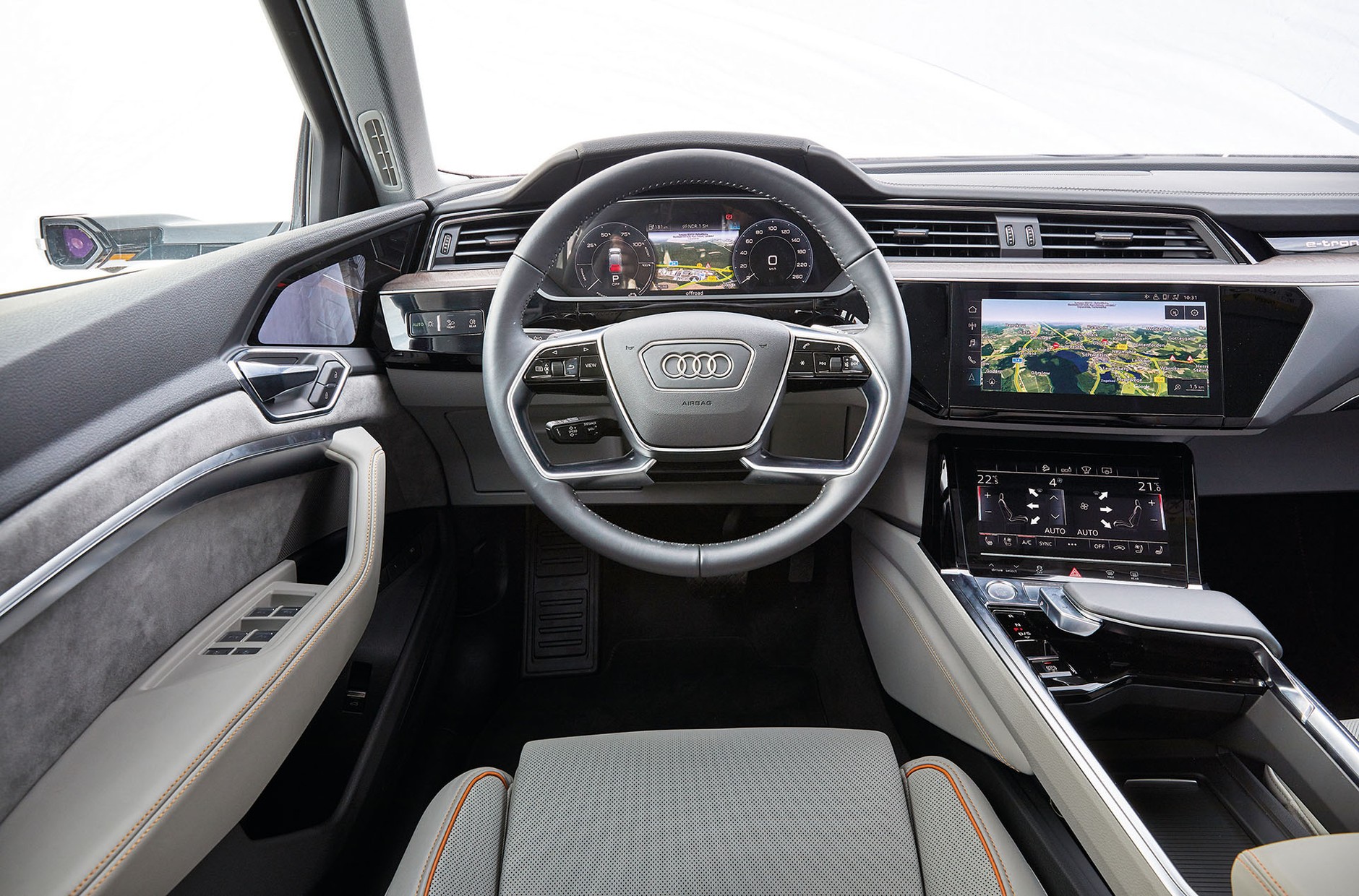 Tesla Model X kontra Audi e-tron - które elektryczne auto będzie lepszym wyborem?