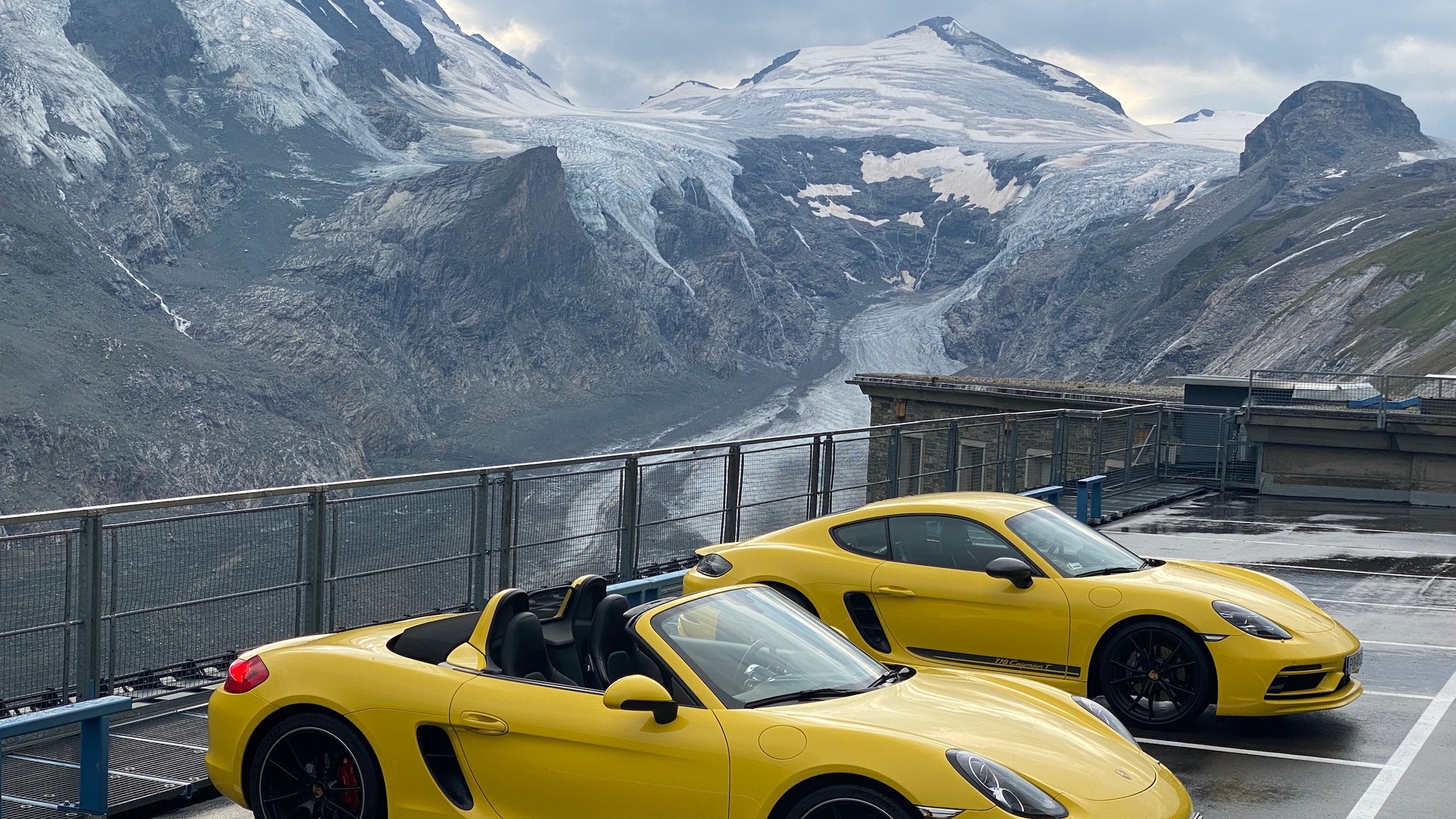 Porsche 718 Cayman T (982c, 2022 r.) – podróż w Alpy