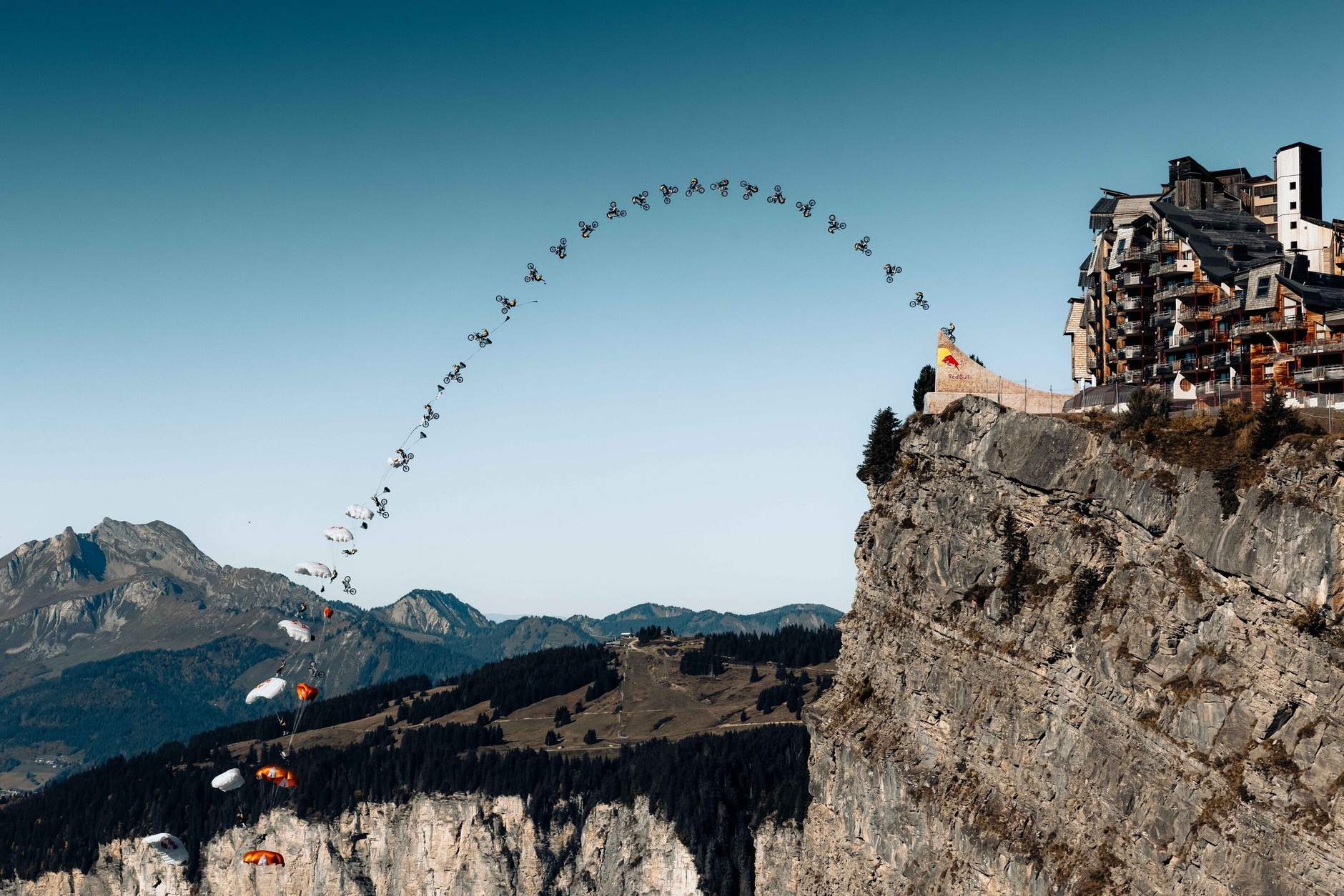 Red Bull Tom Pagès wyskoczył z klifu wprost w przepaść