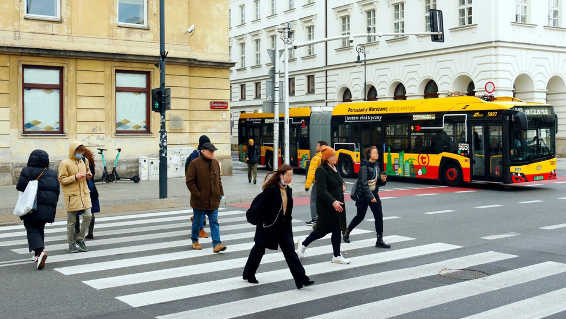 Gdy pieszy jest na przejściu, kierowcy mają obowiązek ustąpić mu pierwszeństwa