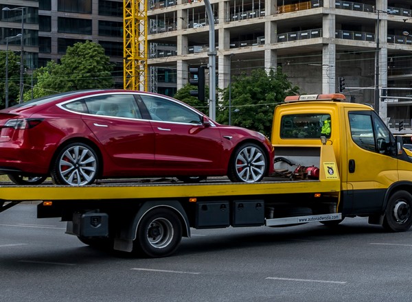 Cuda ze sprzedażą aut elektrycznych. Katastrofa Tesli jest zbawieniem dla Volkswagena, a  Chińczycy po cichu robią swoje