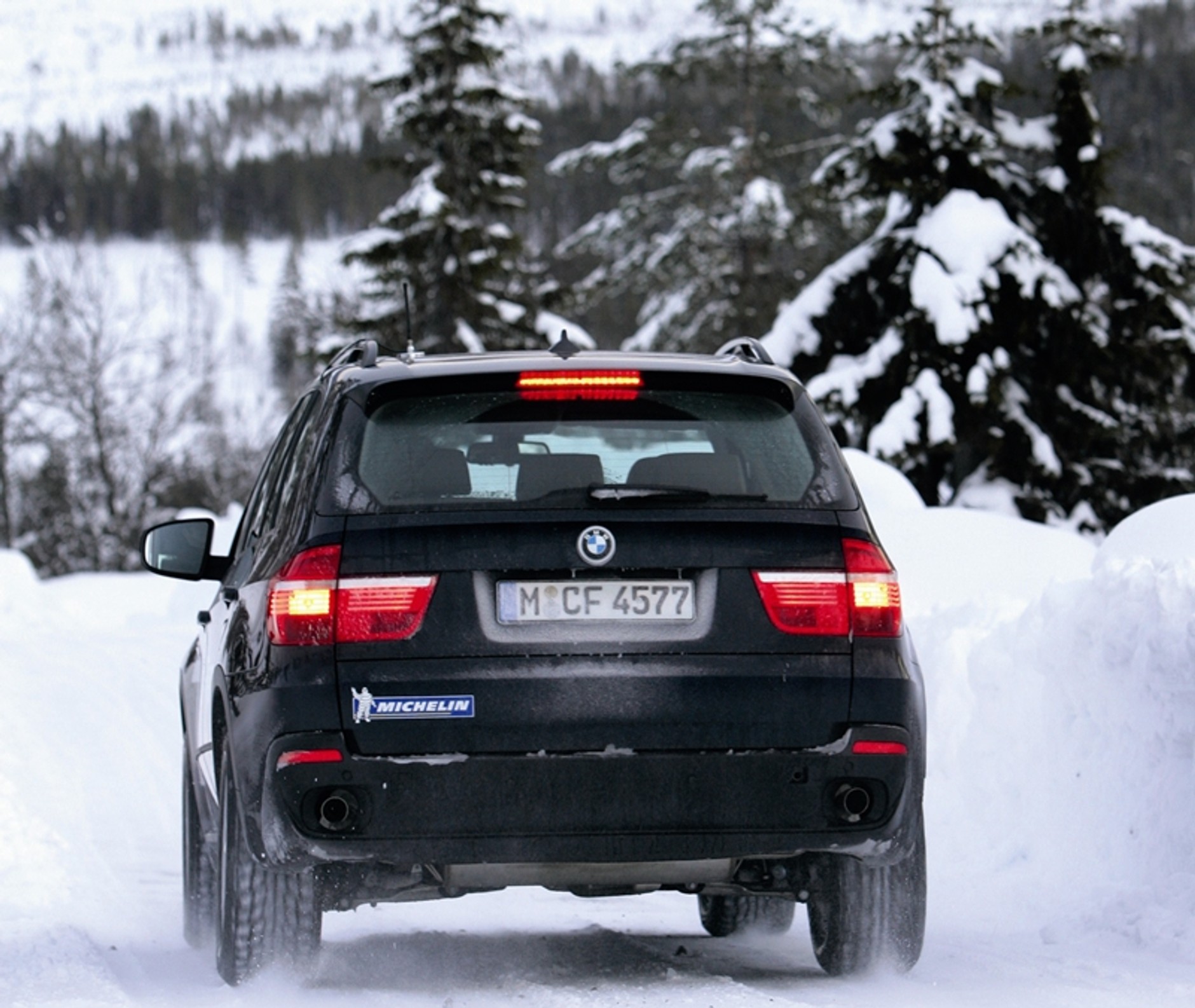 Mercedes i BMW szaleją na śniegu