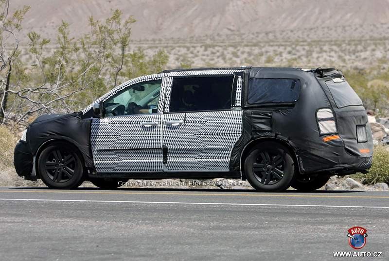 Zdjęcia szpiegowskie: nowy Chrysler Town&amp;Country (Voyager)