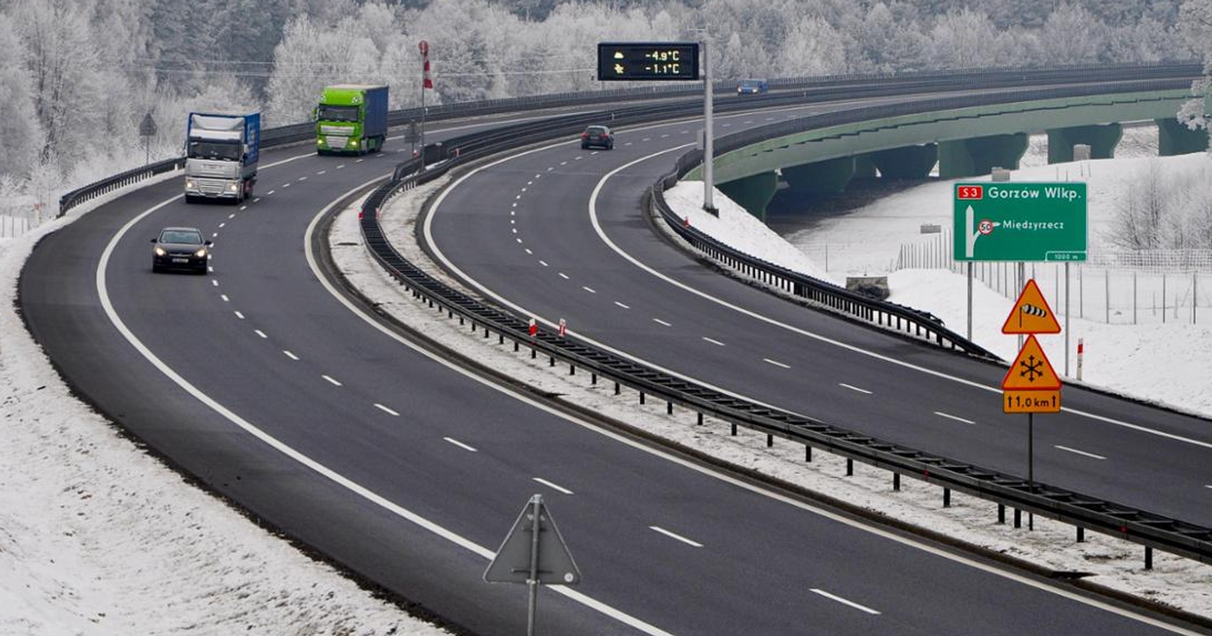 Kierowcy są odpowiedzialni za odśnieżenie pojazdów. W szczególnie trudnej sytuacji są kierowcy ciężarówek