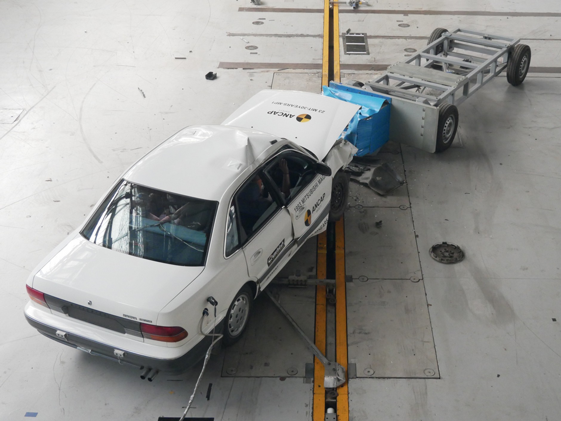 Test zderzeniowy Mitsubishi Magna z 1993 r. w 2023 r.