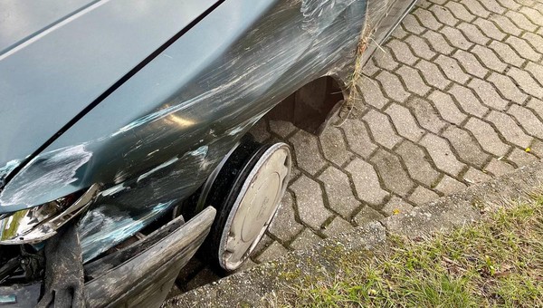 Policyjny pościg w Ożarowie Mazowieckim (woj. mazowieckie) zakończył się dachowaniem