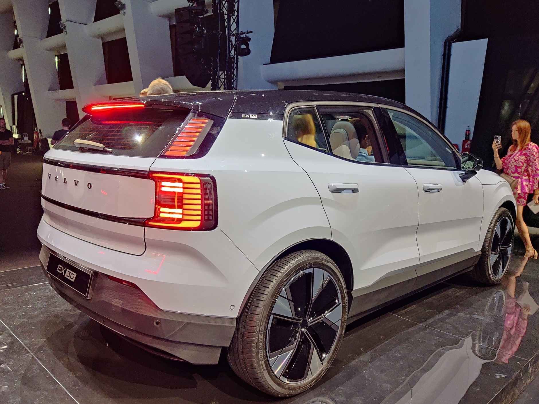 Włączone światła stopu w Volvo EX30