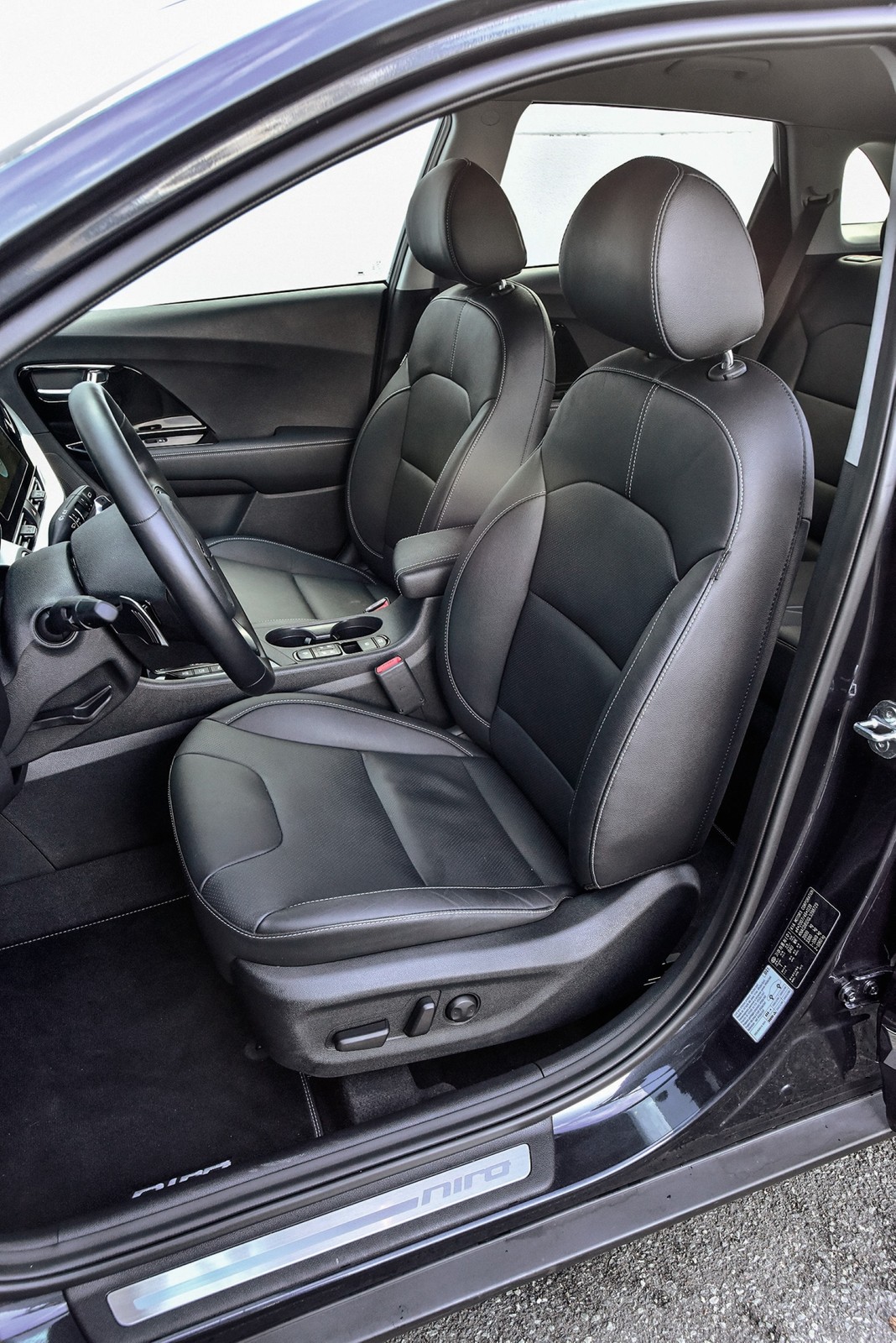 Dwie hybrydy ładowane z gniazdka: Kia Niro i Renault Captur