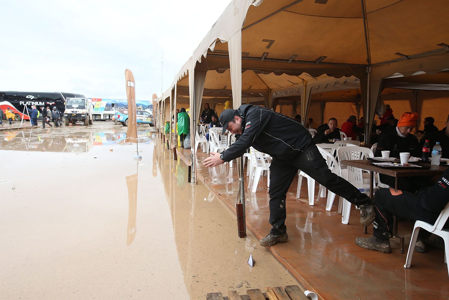 Rallye Dakar 2017 - tak wyglądał biwak po ulewnym deszczu