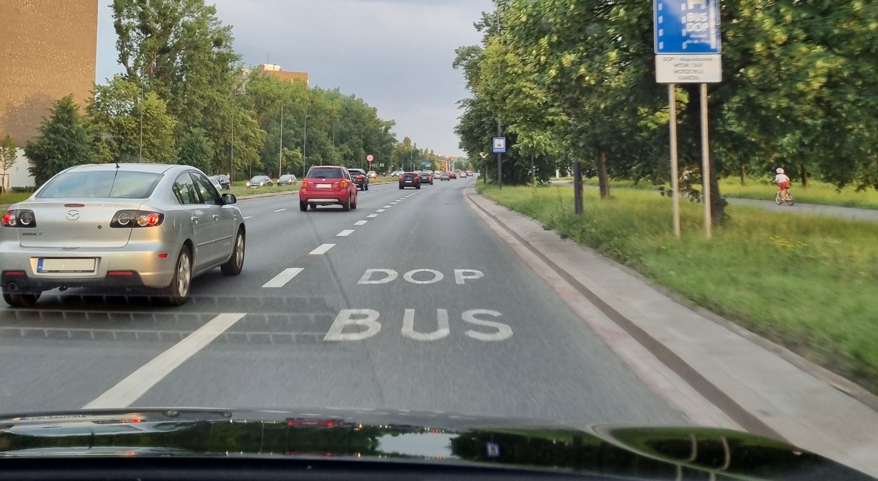 Czy kierowcy elektryków stracą największy przywilej? Ważą się losy przepisu