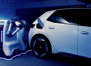 Pierwsze roboty do ładowania aut elektrycznych