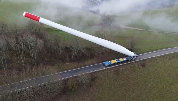 Nietypowy i spektakularny sposób transportu śmigła wiatraka [Nagranie]