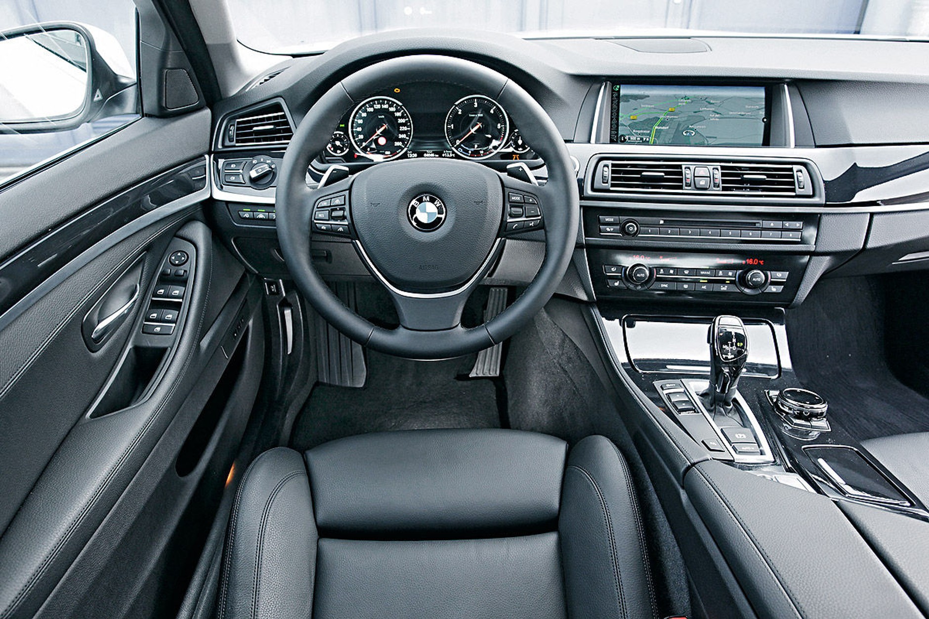 Mercedes klasy E kontra BMW serii 5 - co będzie nową siłą przewodnią?