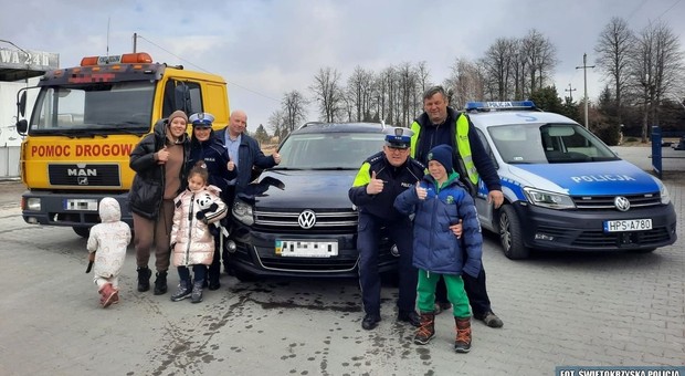 Ukrainka wjechała autem do rowu. Pomogli jej policjanci, laweciarz i mechanik