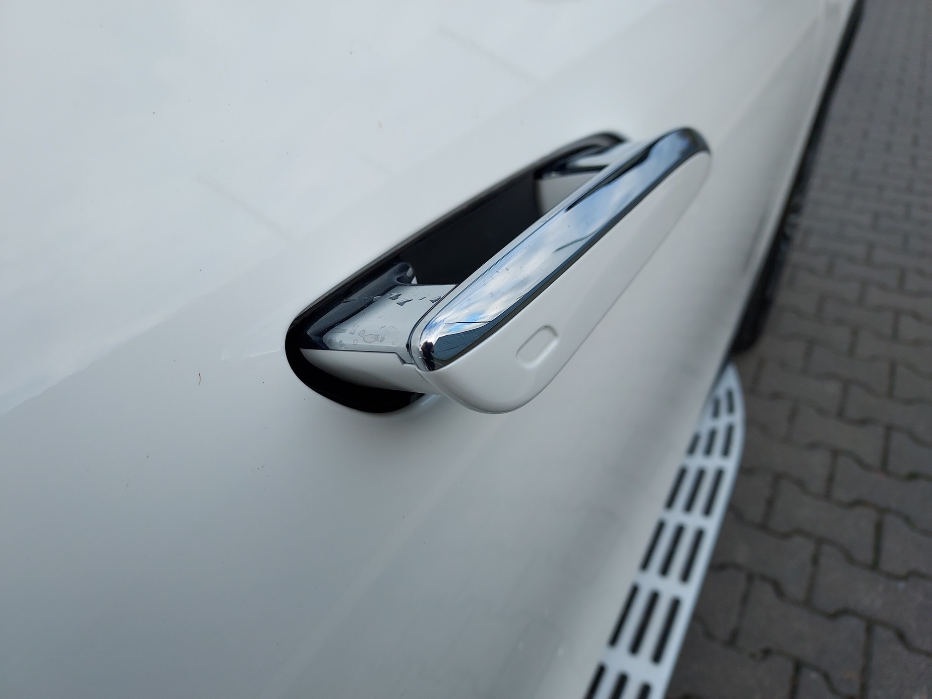 Chowana zewnętrzna klamka w aucie