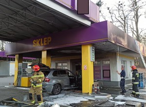 SUV staranował stację benzynową w Tarnowie. Doszło do pożaru