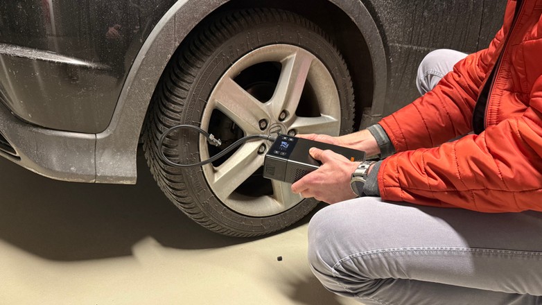 Osram 100Ti – ten kompresor akumulatorowy ma funkcję boostera. Albo odwrotnie: ten powerbank rozruchowy (booster) potrafi też pompować koła