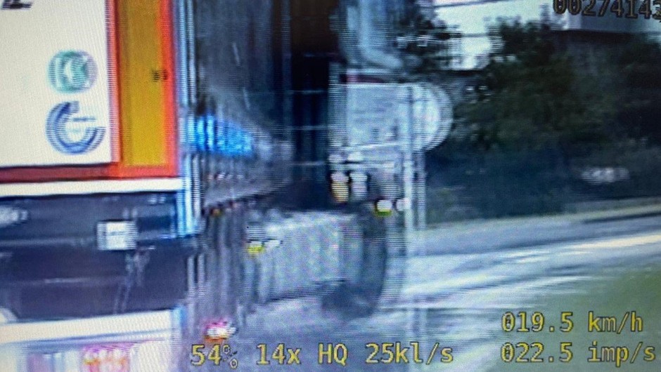 Pijany kierowca ciężarówki próbował potrącić policjanta