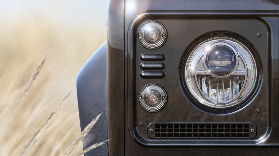 Classic Defender V8 by Works Bespoke: w klasycznych kloszach umieszczono nowoczesne lampy LED.