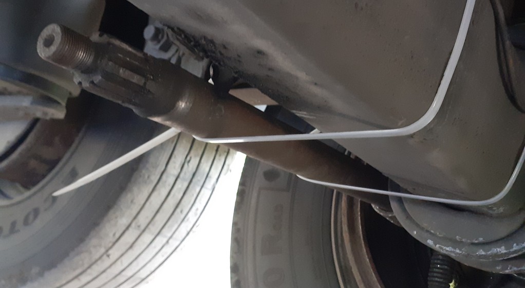 W skontrolowanym przez ITD zestawie oprócz uszkodzonych hamulców wiele do życzenia pozostawiał również stan jednej z opon