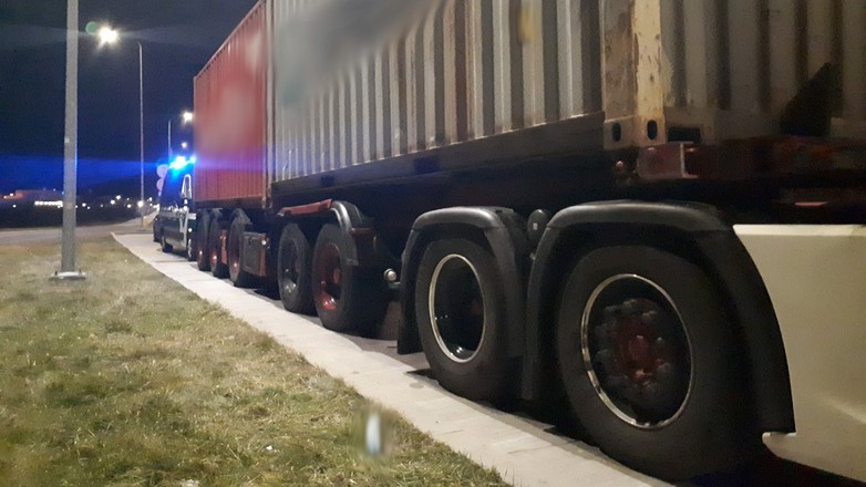 Patrol ITD zatrzymał do kontroli znacznie przeładowaną "stonogę"