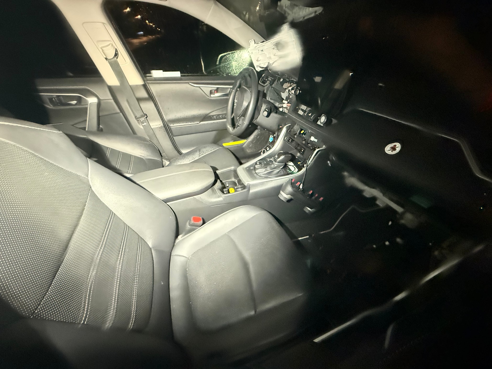 Wnętrze Toyoty RAV4 po próbie kradzieży