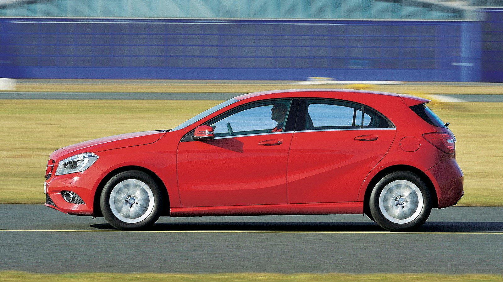 Kryteria testowe nie pozostawiają złudzeń – na punkty Mercedes A 180 wypada gorzej niż VW Golf 1.4 TSI. Najwięcej traci w ocenie przestronności w drugim rzędzie siedzeń i w kategorii „Connected Car”.