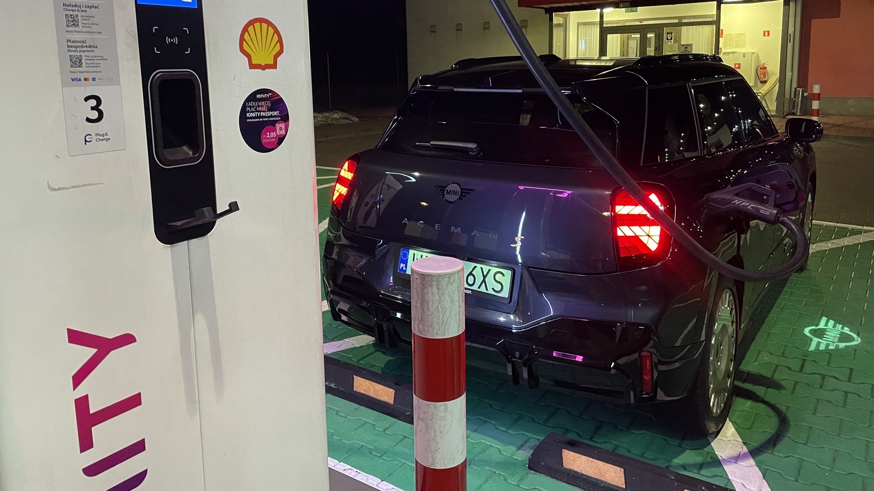 Ładujesz auto? Zamknij szyby albo od niego odejdź