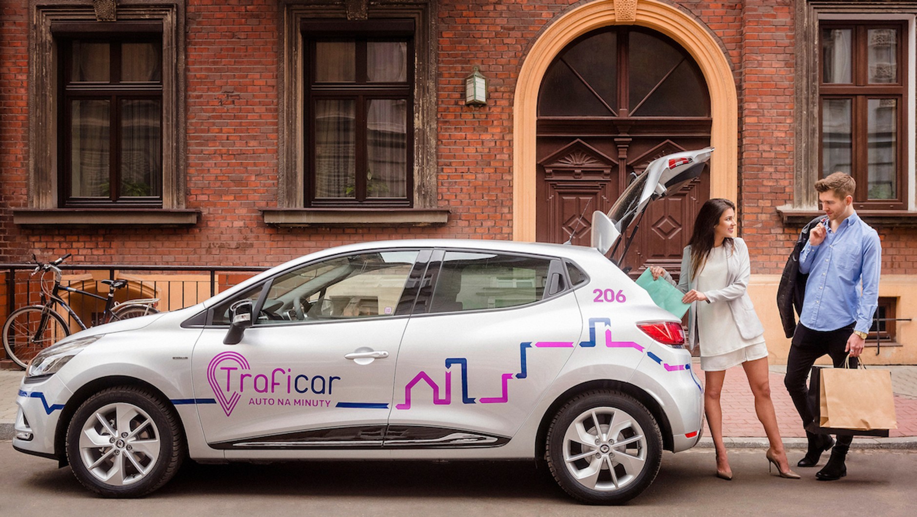 Traficar korzysta z małych samochodów Renault (Clio) oraz Opel (Corsa)