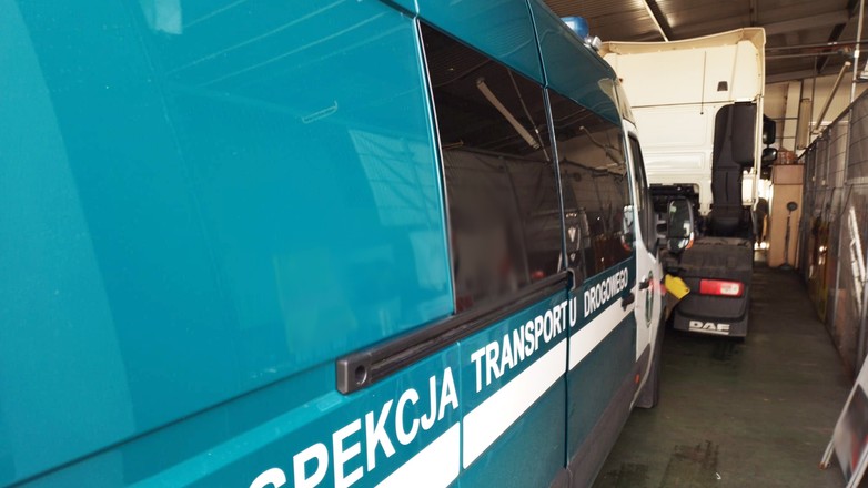 Pojazd ciężarowy, zatrzymany przez inspektorów ITD, został skierowany do warsztatu